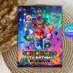 Può includere: Un colorato invito di compleanno con personaggi di Super Mario. L'invito recita "Super Lucas 5° Compleanno" con data e ora. Il design include una vivace illustrazione di Mario, Bowser, Principessa Peach e altri personaggi.