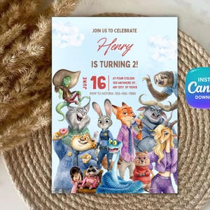 以下が含まれることがあります： 「Henry is turning 2!」のテキストと6月16日の日付が入った水色の招待状。漫画のキャラクターが特徴です。Canvaのダウンロードボタンが含まれています。