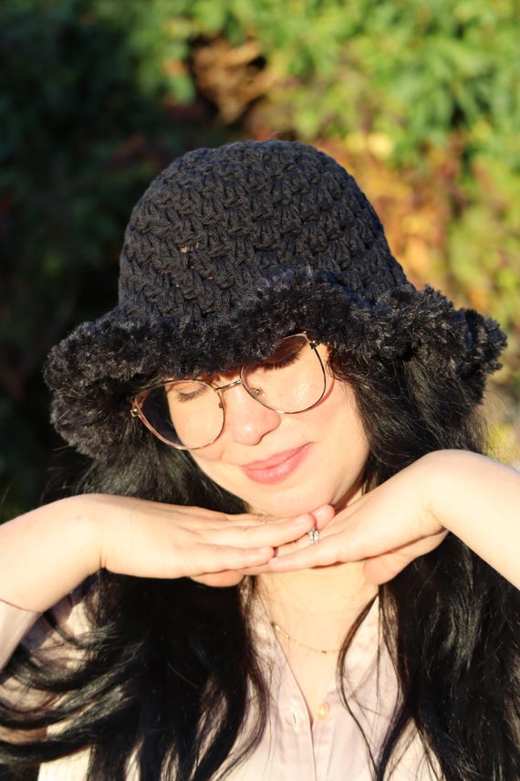 Groovy Black Granny Stitch Bucket Hat With Fur Fringe for  display picture 1