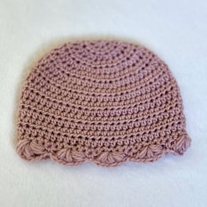 Pu&ograve; includere: Un set di tre tazze in ceramica con finitura opaca e macchiettata. Le tazze sono nei toni del crema, grigio chiaro e grigio scuro. Ogni tazza ha un design semplice e minimalista, perfetto per caff&egrave; o t&egrave;.