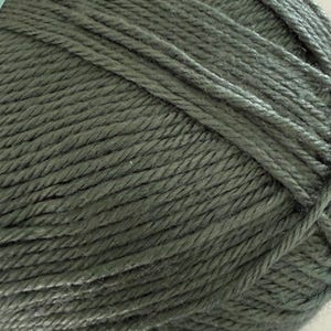 Puede incluir: Primer plano de una madeja de hilo verde oliva. El hilo est&aacute; bien enrollado, mostrando la textura de los hilos individuales. El color es un tono apagado y terroso, adecuado para varios proyectos de tejido o ganchillo.