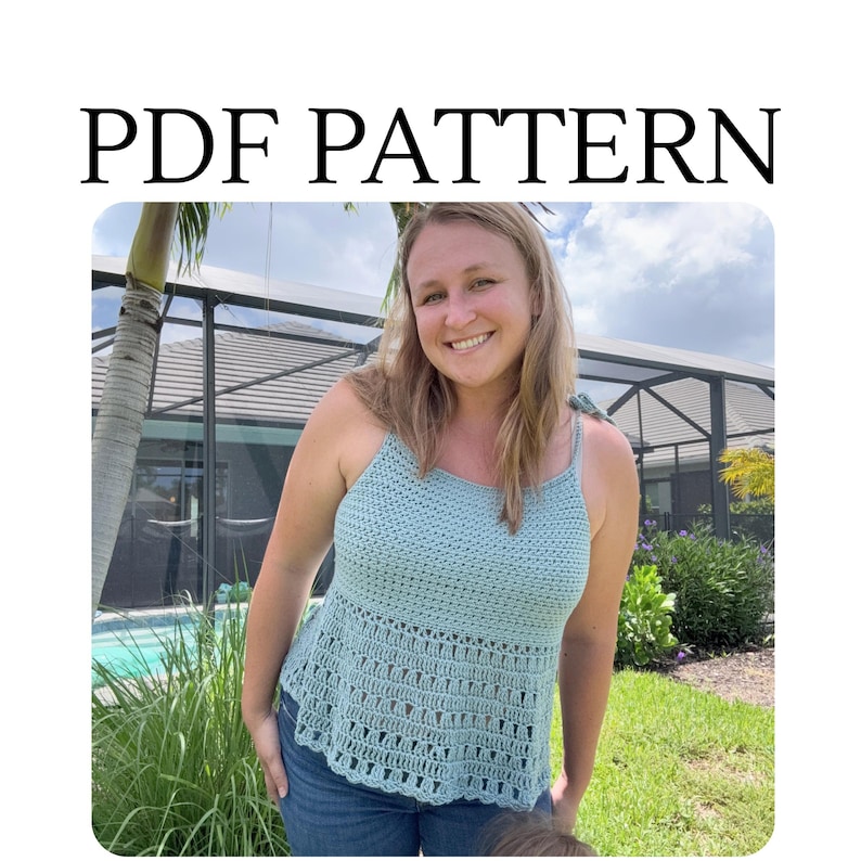Pu&ograve; includere: Un top a canotta all'uncinetto azzurro con corpetto a maglia fitta e orlo svasato in pizzo traforato, dotato di spalline sottili. Il testo PDF PATTERN &egrave; visualizzato sopra il capo. Il top &egrave; abbinato a un paio di jeans blu.