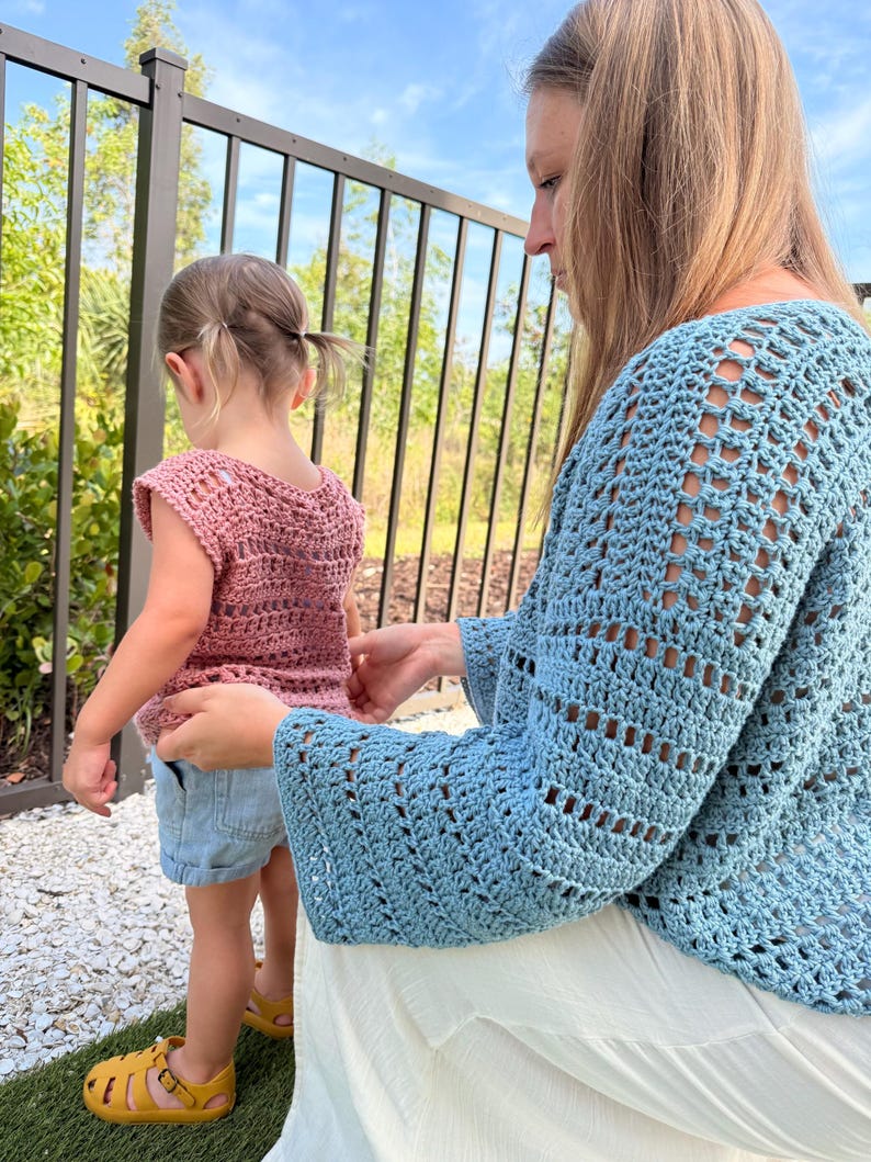 Puede incluir: Un top de ganchillo color rosa empolvado de manga corta con patr&oacute;n texturizado, combinado con pantalones cortos de mezclilla azul claro y sandalias amarillas. Un su&eacute;ter de ganchillo azul claro de manga larga con dise&ntilde;o calado sobre falda blanca.