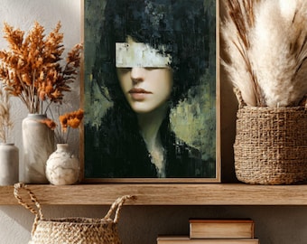 Op de afbeelding: Een ingelijste kunstdruk met een portret van een vrouw met donker haar en een witte rechthoek over haar ogen. Het kunstwerk heeft een donker, somber kleurenpalet met groene en zwarte tinten. De print wordt op een houten plank getoond.