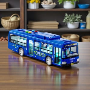 Peut inclure: Un bus jouet bleu avec les mots "CITY BUS" imprimés sur le côté et à l'avant. Le bus a des fenêtres transparentes, des roues blanches et des lumières colorées sur le dessus. Le bus est posé sur une surface en bois.