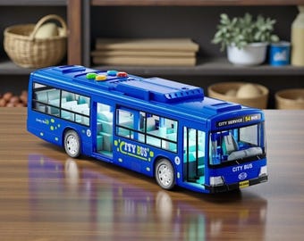 Puede incluir: Un autobús de juguete azul con las palabras "CITY BUS" impresas en el lateral y en la parte delantera. El autobús tiene ventanas transparentes, ruedas blancas y luces de colores en la parte superior. El autobús está sobre una superficie de madera.