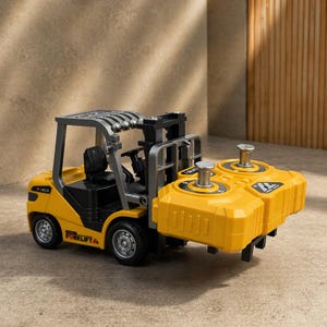 Puede incluir: Un montacargas de juguete amarillo con detalles en negro y un mando a distancia. El montacargas tiene las palabras "POWER" y "FORKLIFT" impresas. El mando a distancia es amarillo con dos joysticks plateados.