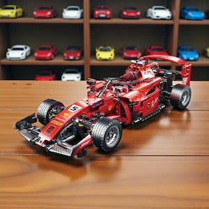 以下が含まれることがあります： 赤色のフォーミュラ1レーシングカーモデル。黒い車輪とシルバーのアクセントが特徴です。モデルには5番の数字とスポンサーロゴがあります。木製の表面に展示されており、背景にはミニカーのコレクションがあります。
