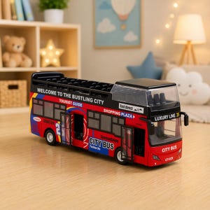 Puede incluir: Un autobús de dos pisos rojo y negro con el texto "WELCOME TO THE BUSTLING CITY" y "CITY BUS". El autobús de juguete tiene múltiples ventanas y puertas, y también son visibles las palabras "SHOPPING PLAZA" y "LUXURY LINE 25".