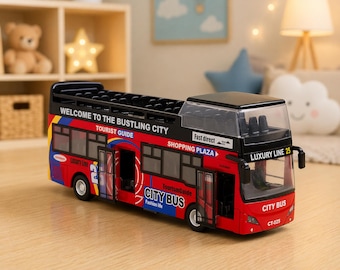 Puede incluir: Un autobús de dos pisos rojo y negro con el texto "WELCOME TO THE BUSTLING CITY" y "CITY BUS". El autobús de juguete tiene múltiples ventanas y puertas, y también son visibles las palabras "SHOPPING PLAZA" y "LUXURY LINE 25".