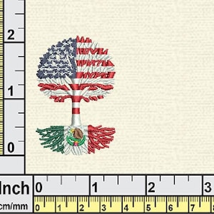 Puede incluir: Diseño de árbol bordado con las banderas estadounidense y mexicana. La copa del árbol es la bandera estadounidense, las raíces son la bandera mexicana y el tronco es blanco. El diseño está sobre un fondo color crema.