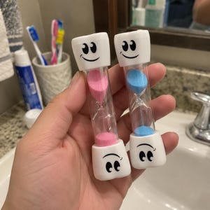 Smiling Teeth Hourglass Timer, 2-Minute Kids Brushing Aid, Bathroom Decor