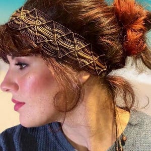 Diadema bohemia • Micro macramé en tonos terrosos • Ideal para la playa y apta para agua salada • El accesorio definitivo para cabello salado • Ajustable • Hecha a mano • Multiusos