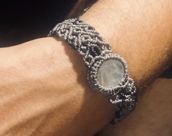 Pulsera de macramé con cuarzo transparente - Color grisáceo - Talla única (sin distinción de género, edad o tamaño) - Combina elegancia con un toque bohemio minimalista