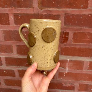 Handgemaakte keramische mok met stippen - koffiekopje minimalistisch lichtbruin steengoed, modern rustiek aardewerk