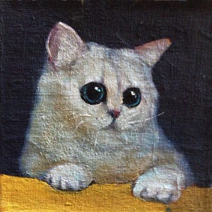 以下が含まれることがあります： 大きな青い目を持ち、表情豊かな猫の油絵。猫は薄い灰色の毛並みで、黄色の面に前足を置いています。暗い背景はコントラストを生み出し、猫の特徴を際立たせています。