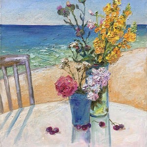 以下が含まれることがあります： 青と緑の花瓶に入った花の静物画の油絵。ピンクのバラ、黄色と紫の花が花瓶に配置されています。背景には、ビーチと海、木製の椅子が描かれています。