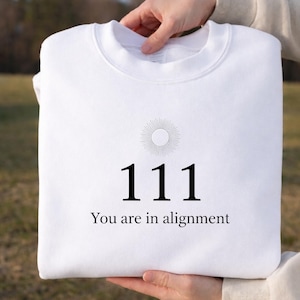 Número angelical 111 PNG – Diseño de regalo "Estás alineado" – Camiseta espiritual (Descarga digital)