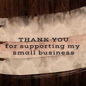 Puede incluir: Imagen de arte digital con el texto "THANK YOU for supporting my small business" en fuente negra. El texto est&aacute; sobre una pincelada de estilo acuarela beige claro sobre un fondo de vetas de madera marr&oacute;n oscuro.
