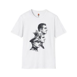 Peut inclure: T-shirt blanc avec une illustration en noir et blanc de trois hommes de profil, l'un portant une couronne, un autre un chapeau militaire. Le motif est centré sur le t-shirt.