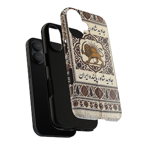 Puede incluir: Una funda de smartphone negra con un panel trasero de color crema que presenta una ilustración central de un león sosteniendo una espada bajo un sol. El diseño incluye intrincados patrones florales marrones y rojos y texto en persa.