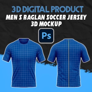 Puede incluir: Maqueta 3D de una camiseta de fútbol raglán azul, mostrada por delante y por detrás. La camiseta tiene un patrón de cuadrícula y mangas cortas. El texto en la parte superior dice "3D DIGITAL PRODUCT MEN'S RAGLAN SOCCER JERSEY 3D MOCKUP". También hay un logotipo de Photoshop.
