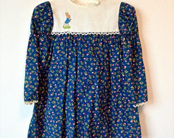 Abito vintage da bambina con ricamo di Peter Rabbit, blu floreale, stile cottagecore.