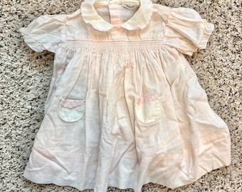 Vestido vintage Nannette rosa para bebê, com renda franzida, gola Peter Pan e bolsos tradicionais.