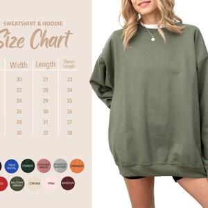 Puede incluir: Una sudadera verde oliva con una tabla de tallas y opciones de color. La tabla de tallas muestra las medidas en cent&iacute;metros para el ancho, el largo y el largo de la manga. Los colores disponibles incluyen azul marino, negro, azul real, bosque y m&aacute;s.