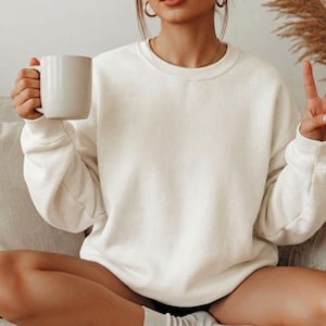 Peut inclure: Ensemble de trois mugs en céramique avec une finition mate et mouchetée. Chaque mug est de couleur différente : bleu clair, crème et gris. Les mugs ont un design simple et moderne avec une forme arrondie et une anse.