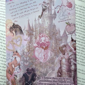 Può includere: Biglietto decorativo a tema fiabesco. Il biglietto presenta illustrazioni di un castello, una volpe, un cavaliere e una donna che tiene un fiore. Il testo include "The Archer and the Fox" e una citazione sui finali infiniti.