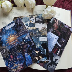 Könnte beinhalten: Eine weiße Keramiktasse mit schwarzem Henkel und dem Text "But First, Coffee" in handschriftlichem Stil. Die Tasse steht auf einer weißen Oberfläche. Die Tasse ist etwa 10 cm hoch.