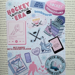 Puede incluir: Una hoja de pegatinas rosa y azul con tem&aacute;tica de hockey. Incluye texto como "Hockey Romance Era", "Puck Bunny Book Club" y "Rivals on the Ice". Presenta equipos de hockey y libros.