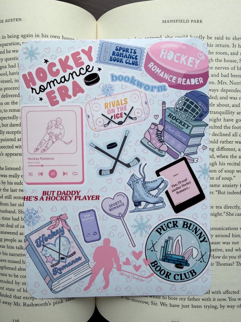 Puede incluir: Una hoja de pegatinas rosa y azul con tem&aacute;tica de hockey. Incluye texto como "Hockey Romance Era", "Puck Bunny Book Club" y "Rivals on the Ice". Presenta equipos de hockey y libros.