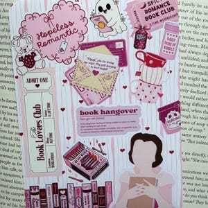 Puede incluir: Una colecci&oacute;n de pegatinas rosas y blancas con tem&aacute;tica de libros. Incluye una pegatina en forma de coraz&oacute;n "Hopeless Romantic", un fantasma leyendo y un ticket "Spicy Romance Book Club". Tambi&eacute;n presenta un ticket "Book Lovers Club".