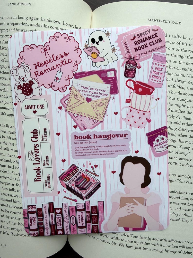 Puede incluir: Una colecci&oacute;n de pegatinas rosas y blancas con tem&aacute;tica de libros. Incluye una pegatina en forma de coraz&oacute;n "Hopeless Romantic", un fantasma leyendo y un ticket "Spicy Romance Book Club". Tambi&eacute;n presenta un ticket "Book Lovers Club".