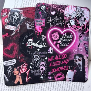 Puede incluir: Un letrero de madera rústica con el texto "Welcome to our home" en letras blancas. El letrero presenta un acabado envejecido y un diseño simple y acogedor, perfecto para la decoración de la entrada.