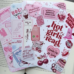 Puede incluir: Un conjunto de pegatinas rosas y blancas con varios dise&ntilde;os, incluyendo corazones, cerezas y el texto "Hot Girls Read". Otras pegatinas dicen "Spicy Romance Book Club" y "Meet Me at the Bookstore".