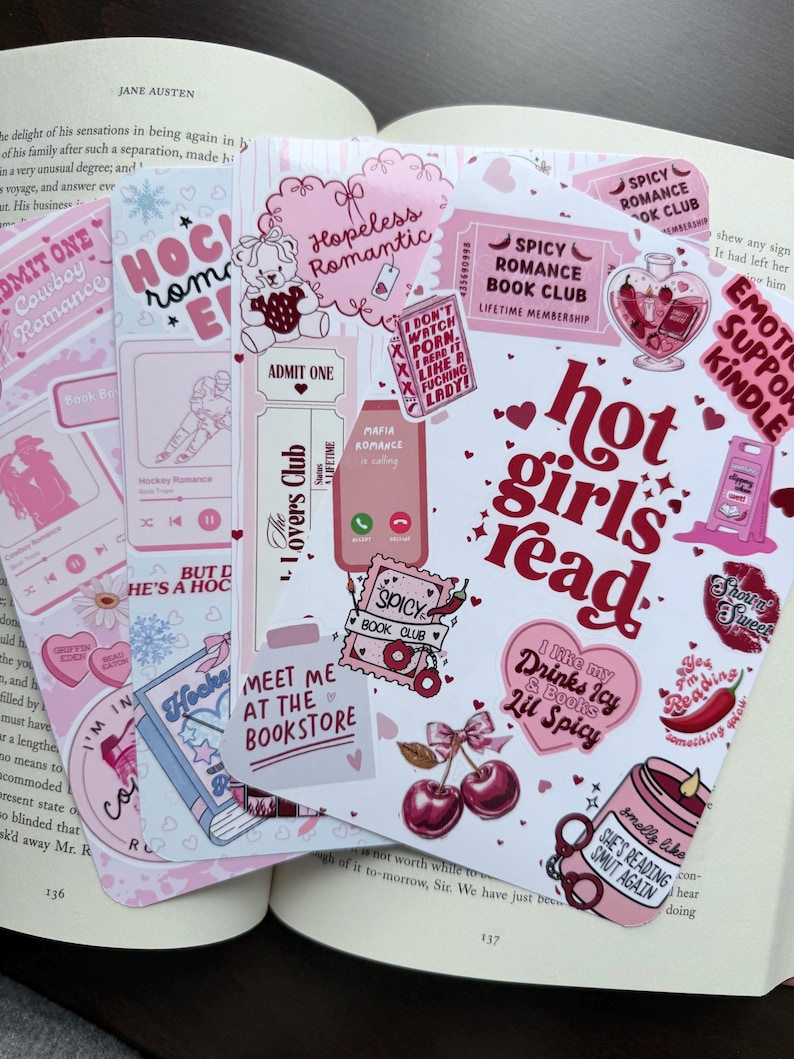 Puede incluir: Un conjunto de pegatinas rosas y blancas con varios dise&ntilde;os, incluyendo corazones, cerezas y el texto "Hot Girls Read". Otras pegatinas dicen "Spicy Romance Book Club" y "Meet Me at the Bookstore".