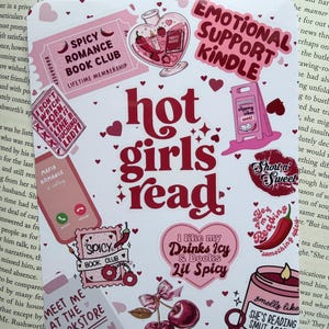 Puede incluir: Una colecci&oacute;n de pegatinas rosas y rojas con texto e ilustraciones relacionadas con la lectura y el romance. Las pegatinas incluyen frases como "Hot Girls Read", "Spicy Romance Book Club" y "Emotional Support Kindle."