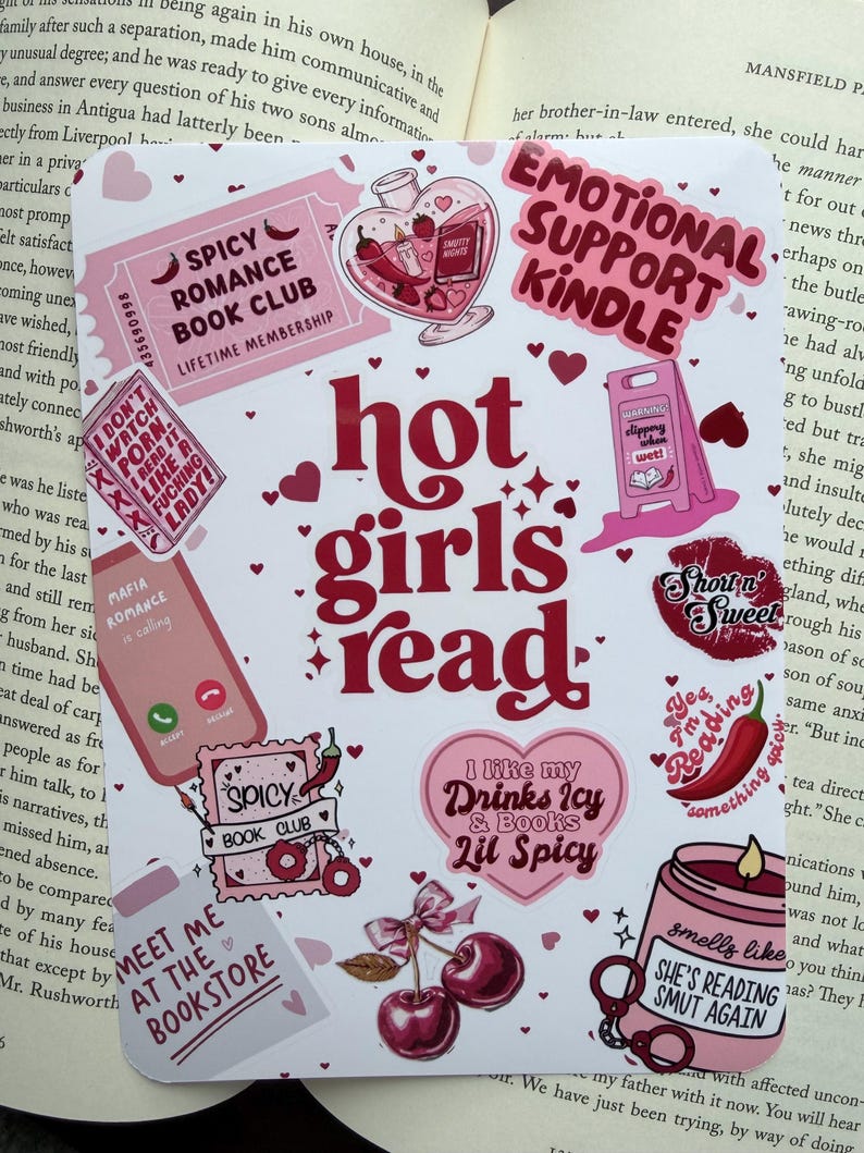 Puede incluir: Una colecci&oacute;n de pegatinas rosas y rojas con texto e ilustraciones relacionadas con la lectura y el romance. Las pegatinas incluyen frases como "Hot Girls Read", "Spicy Romance Book Club" y "Emotional Support Kindle."