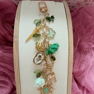 Puede incluir: Un letrero de madera rústica con el texto "Welcome to our home" en letras blancas. El letrero presenta un acabado envejecido y un diseño sencillo y acogedor, ideal para la puerta principal.