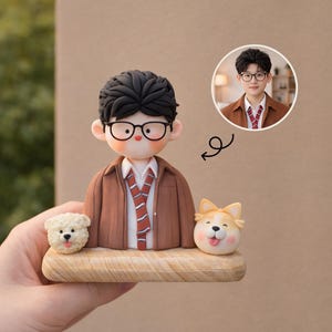Puede incluir: Figura artesanal de una persona con gafas, chaqueta marrón y corbata a rayas. Dos pequeñas figuras de perros a cada lado de la persona. Una foto de la persona está en un círculo en la esquina superior derecha.