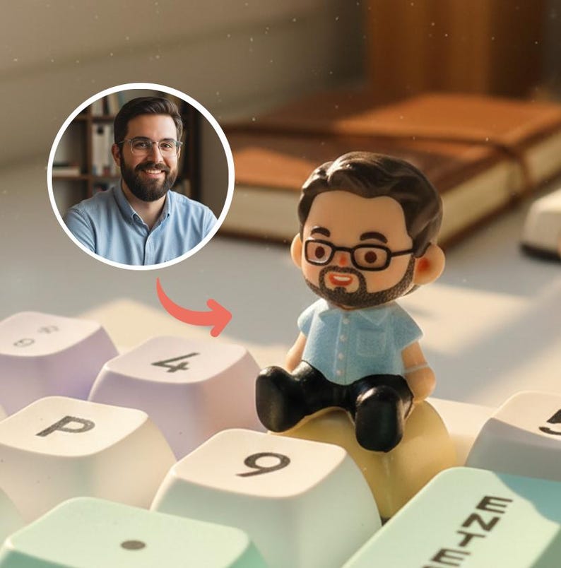 Puede incluir: Una peque&ntilde;a figura de un hombre con gafas y barba, vestido con una camisa azul y pantalones negros, est&aacute; colocada sobre una tecla del teclado. Una foto circular de un hombre con gafas y barba est&aacute; en la esquina superior izquierda. Las teclas del teclado son de colores pastel.