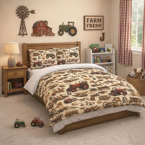 Puede incluir: Un juego de dormitorio con temática de granja, con una estructura de cama de madera, un edredón y dos fundas de almohada adornadas con patrones de tractores y equipos agrícolas. El arte de la pared incluye un molino de viento, un granero y un tractor. Una mesita de noche con una lámpara y tractores de juguete.