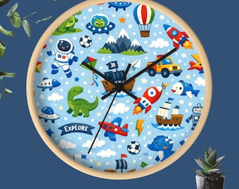 Horloge murale motif aventure pour enfants Little Dreamers | Espace, Dinosaure, Roquettes, Bateau pirate