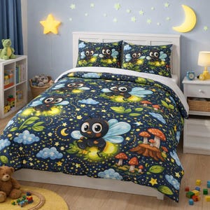 Puede incluir: Un juego de cama azul marino con un diseño de luciérnagas. La ropa de cama incluye un edredón y dos fundas de almohada, adornadas con luciérnagas de dibujos animados, setas, nubes y estrellas. La habitación está decorada con luces en forma de estrella y luna.