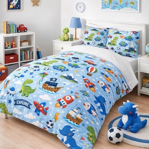 Puede incluir: Un juego de edredón azul claro con un diseño lúdico que presenta cohetes, dinosaurios, barcos y otras ilustraciones temáticas de aventuras. El juego incluye un edredón y dos fundas de almohada. Un dinosaurio de peluche azul y un balón de fútbol están en el suelo.