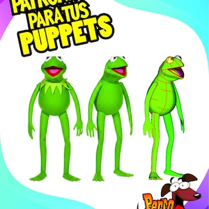 Puede incluir: Tres marionetas verdes de Kermit la Rana con bocas rojas y ojos blancos se alzan sobre un fondo blanco. Las marionetas están en diferentes poses. El texto en la parte superior dice "PATRONAJE PARA TUS PUPPETS". Un logotipo de perro de dibujos animados está en la parte inferior derecha.