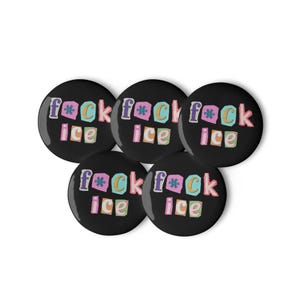 以下が含まれることがあります： カラフルな文字で「f#ck ice」と書かれた5つの黒い丸いボタン。ボタンは円形に配置されています。テキストは、色の組み合わせで遊び心のある太字フォントです。